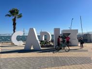 Ciclistas siendo atendidos en el Punto de Información de Puntales